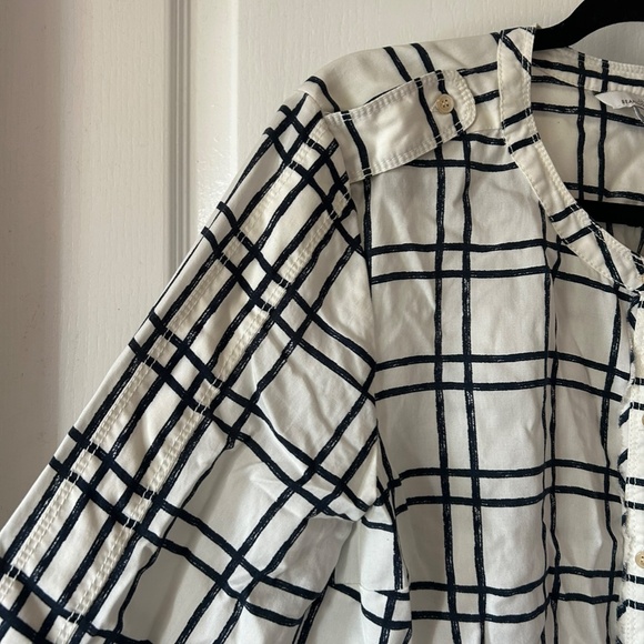 LL Bean Signature Collarless Lighweight Button Down - Picture 4 of 9